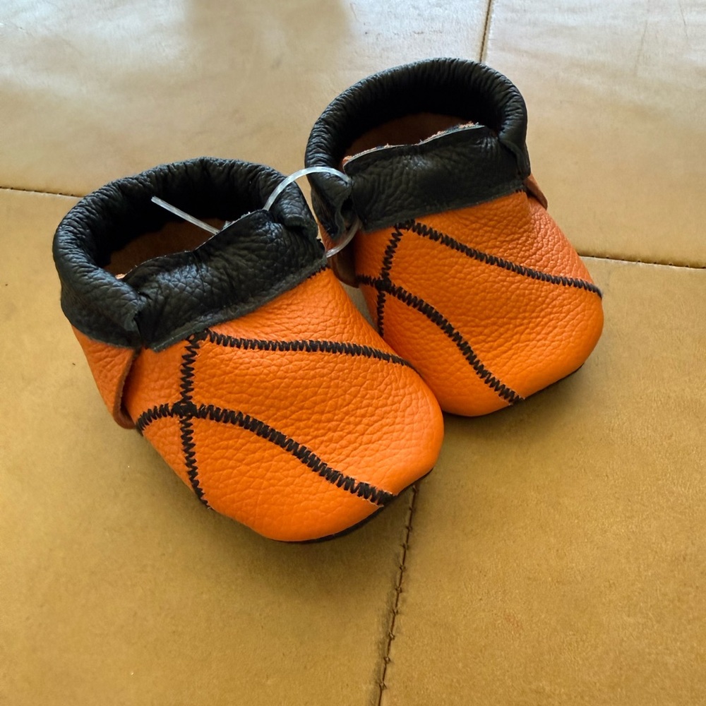 ❤️$10 FLASH SALE❤️Bird Rock Baby Slam Dunk Basketball Shoes Size 2
